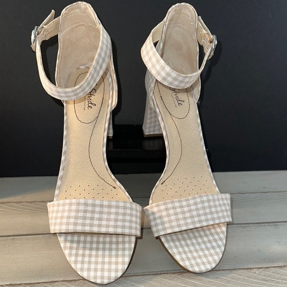 Life Stride Shoes - Life Stride Cream Heels with Block‎ Heel and Buckle Closure